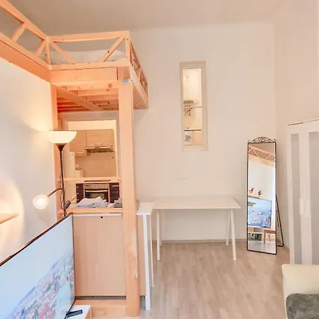 Cozy Karlin Loft Center شقة *