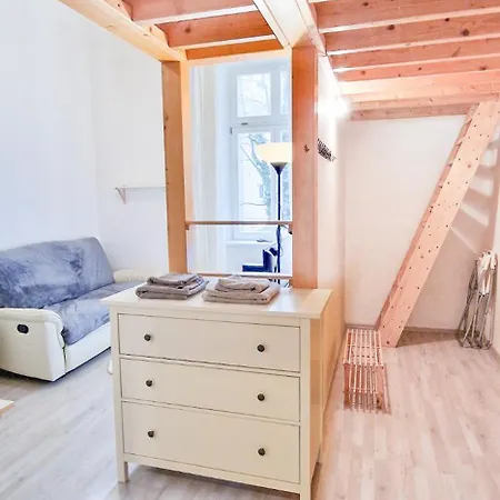 Cozy Karlin Loft Center شقة